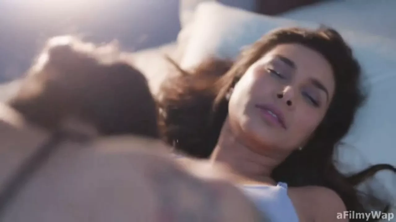 Bani J Kissing Lisa Ray: Indian Celebrity Celebrity Porn