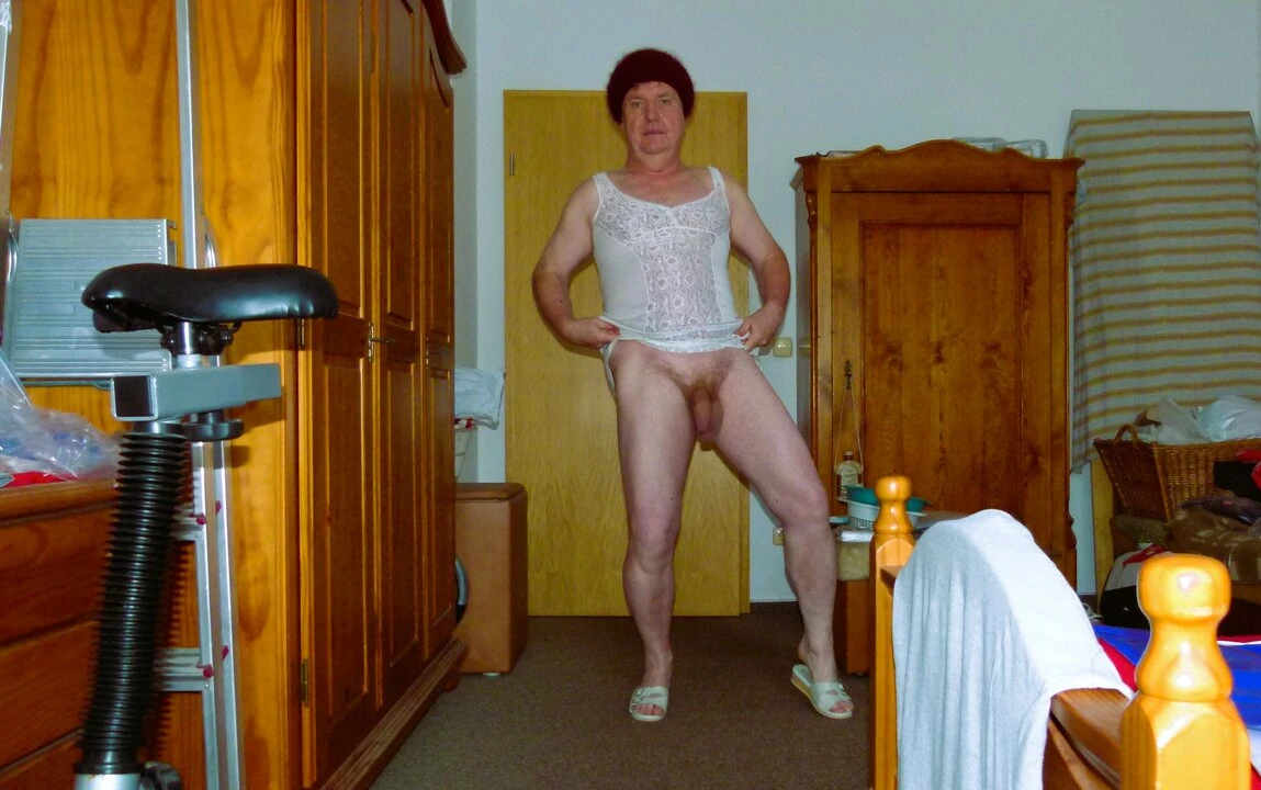 Andreas Onaniert in Den Sachen Von Seiner Mutter Ilse: Gay Amateur Amateur Porn