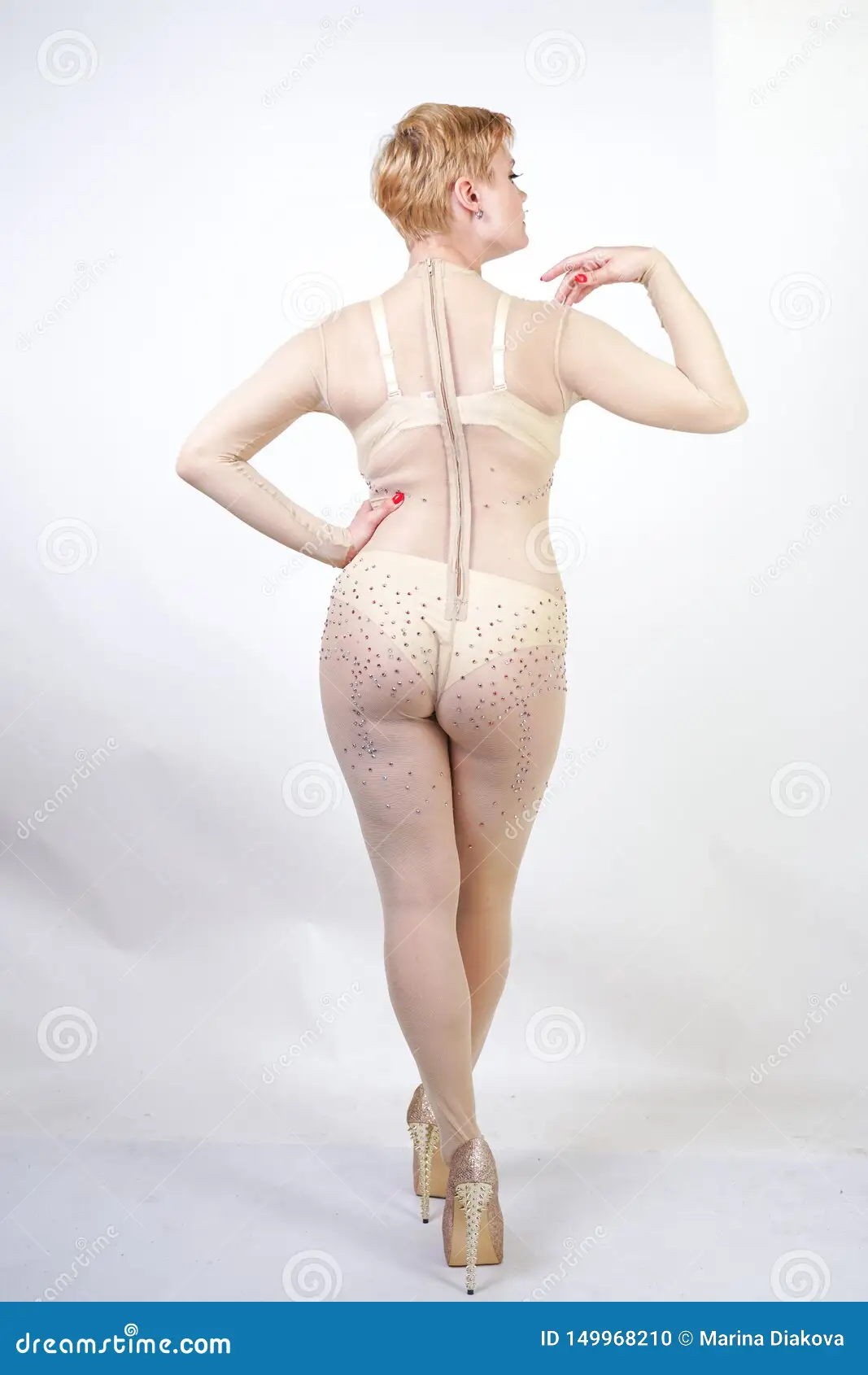 Sexy Curvy Meisje in Beige Lingerie En Transparante Overall Voor Geheel Lichaam in Bergkristallen Die Op Witte Achtergrond in De Stock Foto