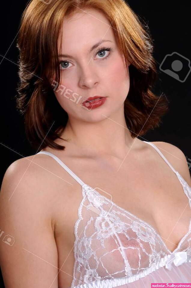 Mooi Sexy Roodharige Vrouw Geïsoleerd Over Zwart Royalty-Vrije Foto Plaatjes Beelden en Stock Fotografie. Image 66117021