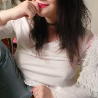 The girl with the glasses showed off her pussy.