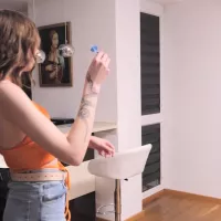 Jogar dardos nunca foi to sexy estilo strip!