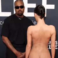 Wat als de rollen waren omgedraaid? Foto van naakte Kanye West naast geklede Bianca Censori gaat viraal
