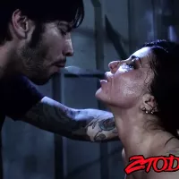 A Romi Rain le encanta que le peguen