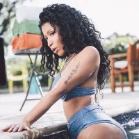 Nicki Minaj puts on a curvy display