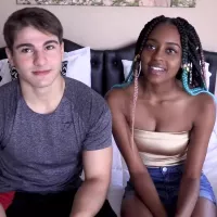Ebony tiener wil haar blanke partner en neukt als een stoute meid