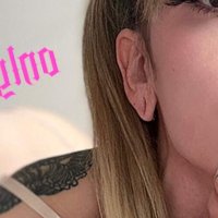 Trans meisje solo anaal berijdt een dildo