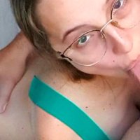 18-jhriges Babe weckte den Freund ihrer Mutter mit einem heien Blowjob!