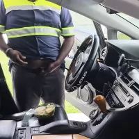 Omg!!! Vrouwelijke klant betrapte de voedselbezorger terwijl hij zich aftrekte op haar Caesar-salade