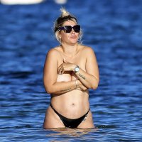 Wanda Nara Sexy Seen Flashing Her Nude Boobs On The Beach in Ibiza