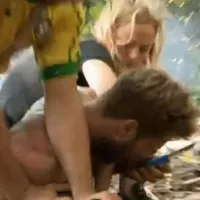 Wild Island: Die Inselbewohner schlachten ein Schwein