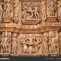 Erotische sculpturen en seks poses van de mens in kajuraho tempels Madhya Pradesh India. Gebouwd rond